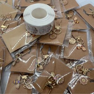 NIP 30 Daisy Bee Bag Charms + 500 Thank You Stickers Boutique Reseller Lot